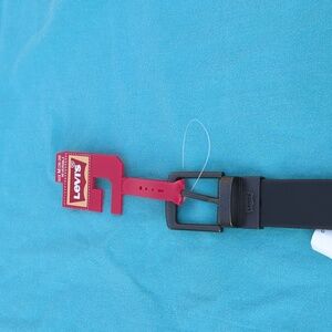 NWT mens Levi's black Reversible belt. Size Medium 26 to 28